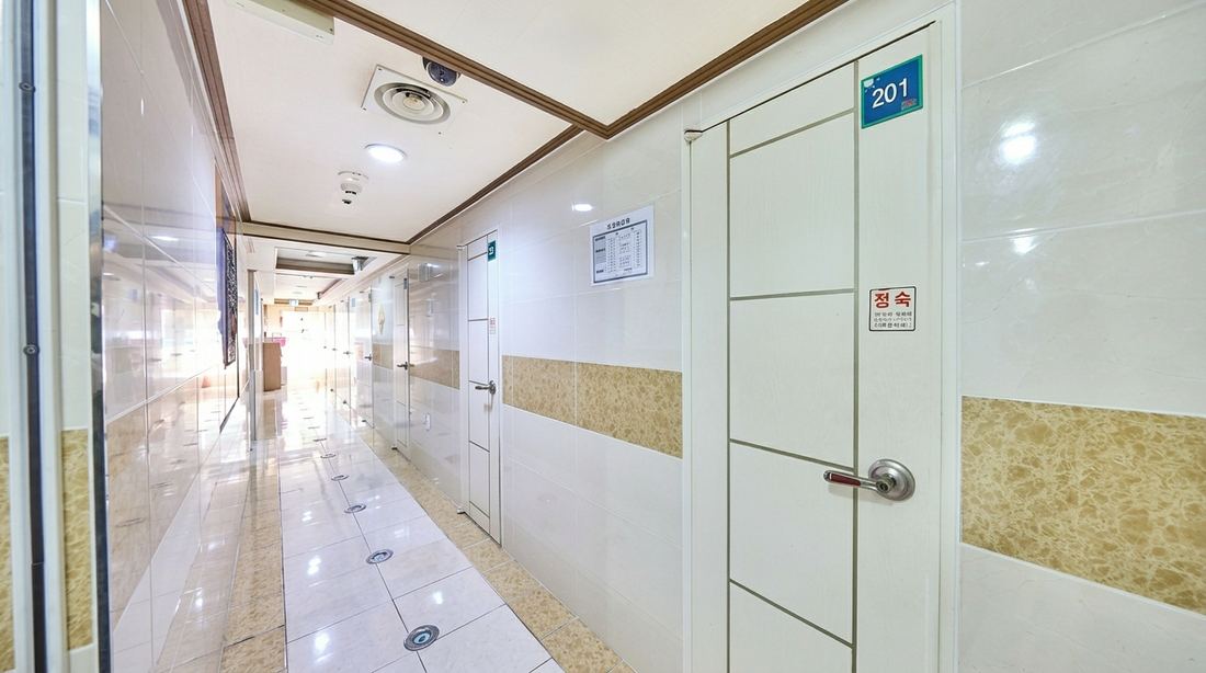 신길동 고시원 해피하우스 객실 문 앞 소화기